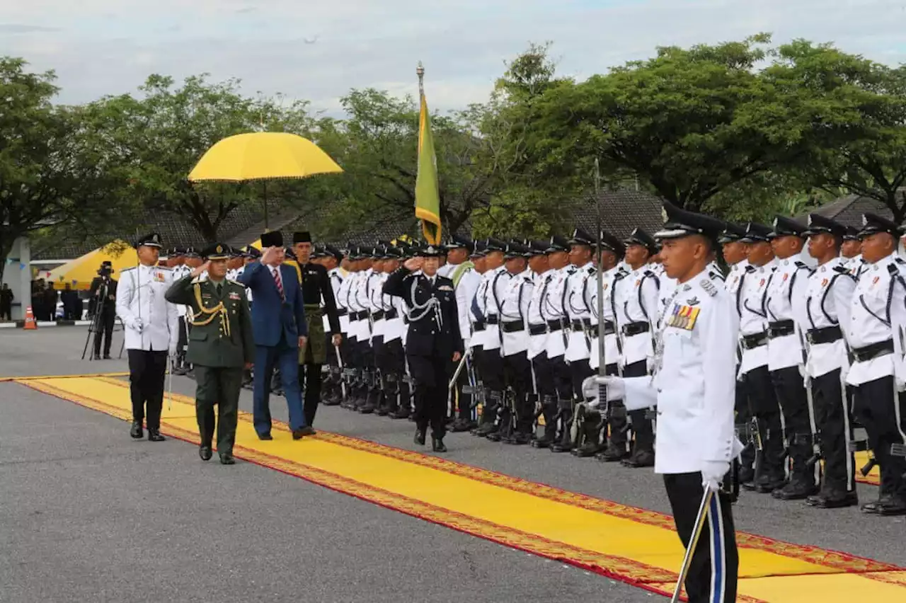 Sultan Nazrin rasmi Kem Batalion 3 PGA Bidor