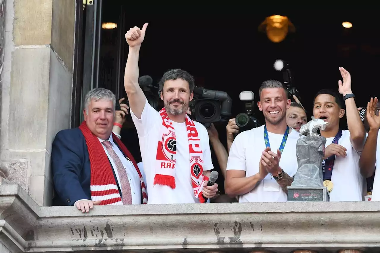 'Van Bommel laat buitenlandse interesse links liggen en blijft Antwerp trouw'