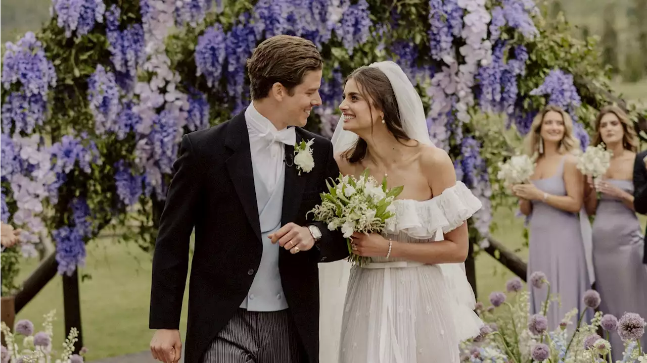 Pour son mariage western dans les Rocheuses, Taylor Hill portait une robe de mariée Etro