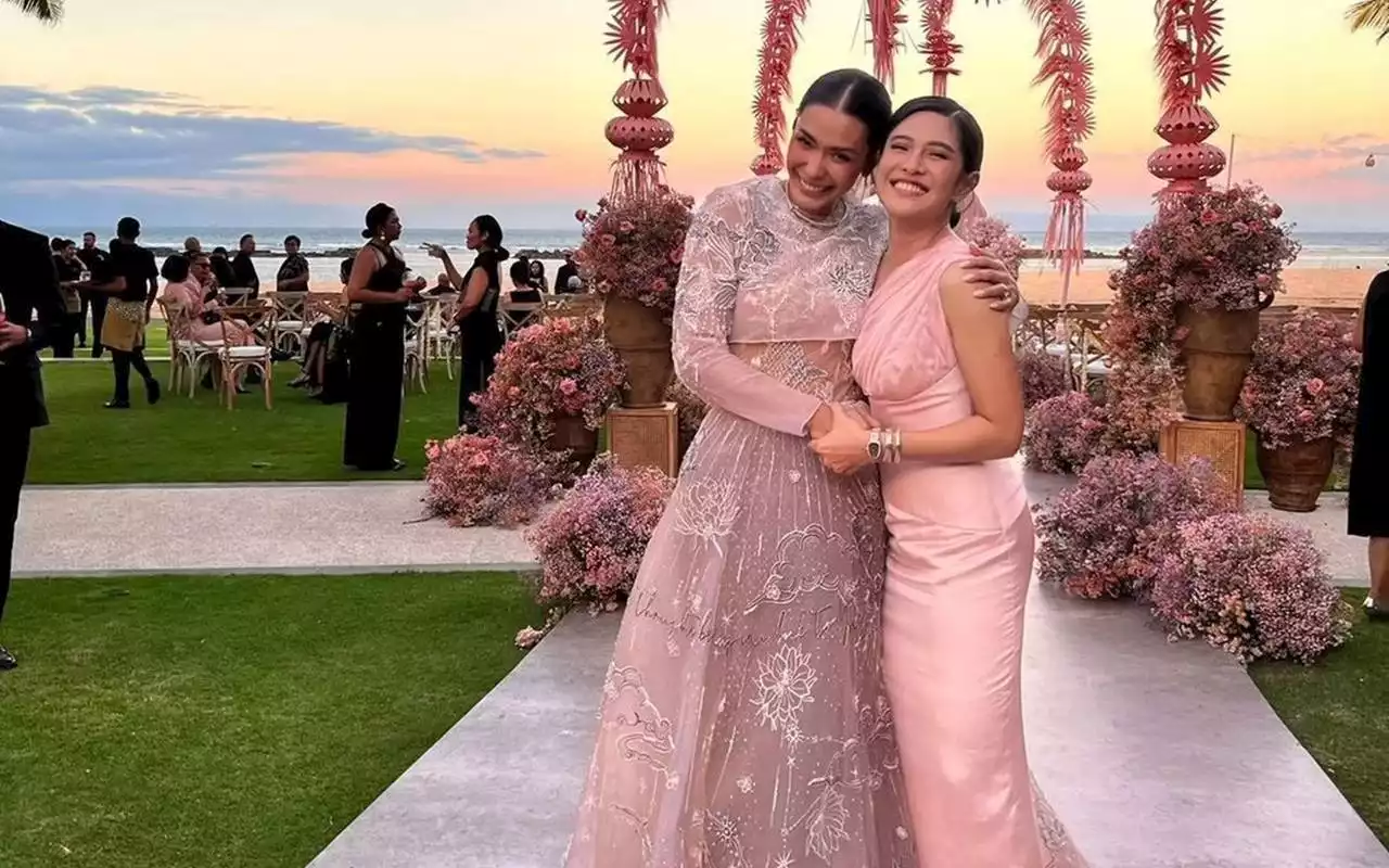 Maid of Honour, Dian Sastro Cantik Ala Putri Keraton Saat Tuntun Adinia Wirasti di Pernikahan