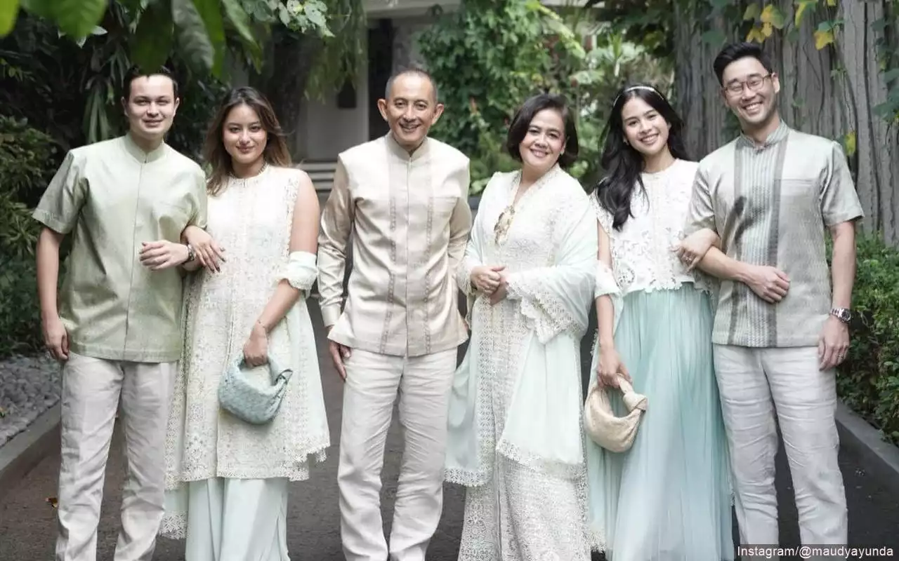 Maudy Ayunda Foto Keluarga Lengkap dengan Konsep Simpel-Elegan, Vibesnya Bikin Iri Maksimal