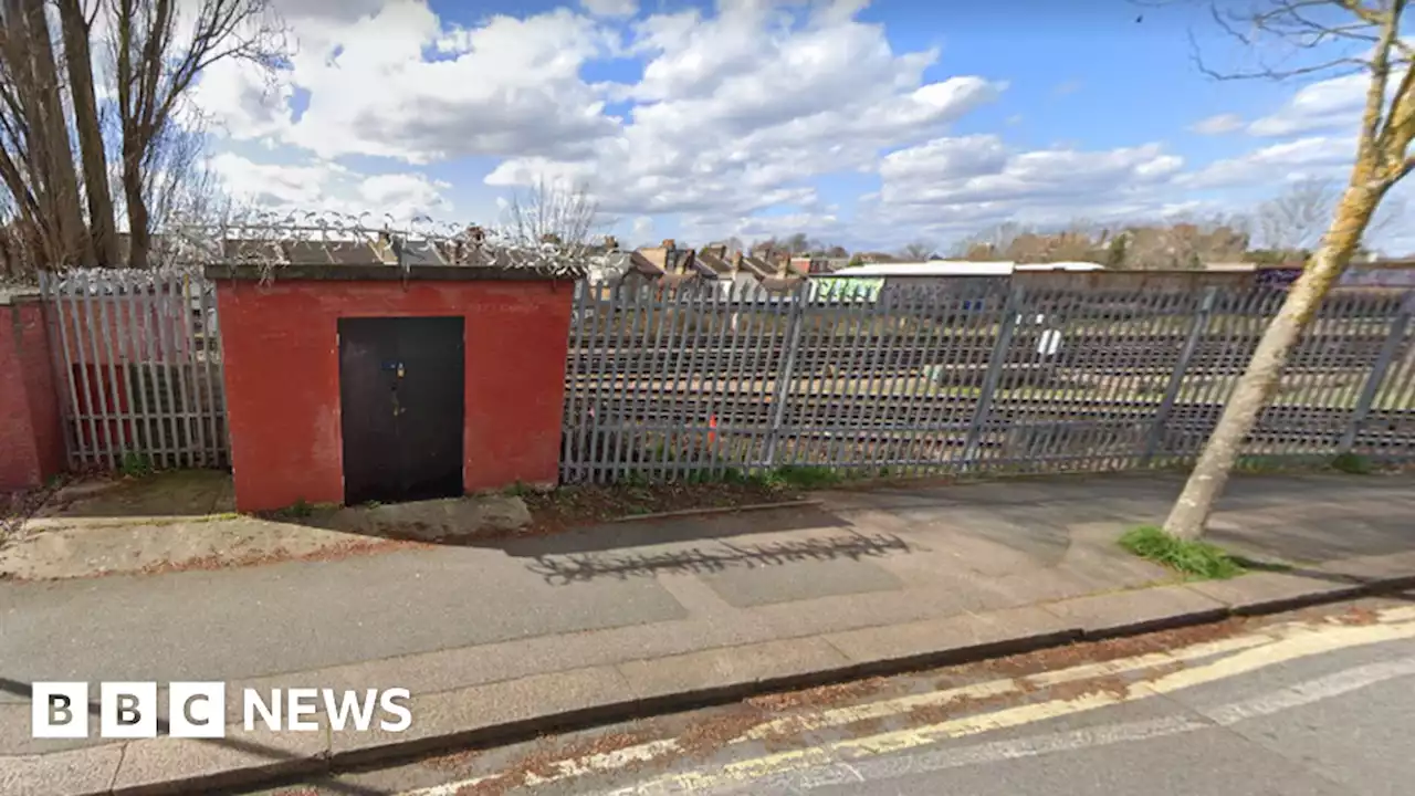 Man found dead on Streatham railway line after police chase