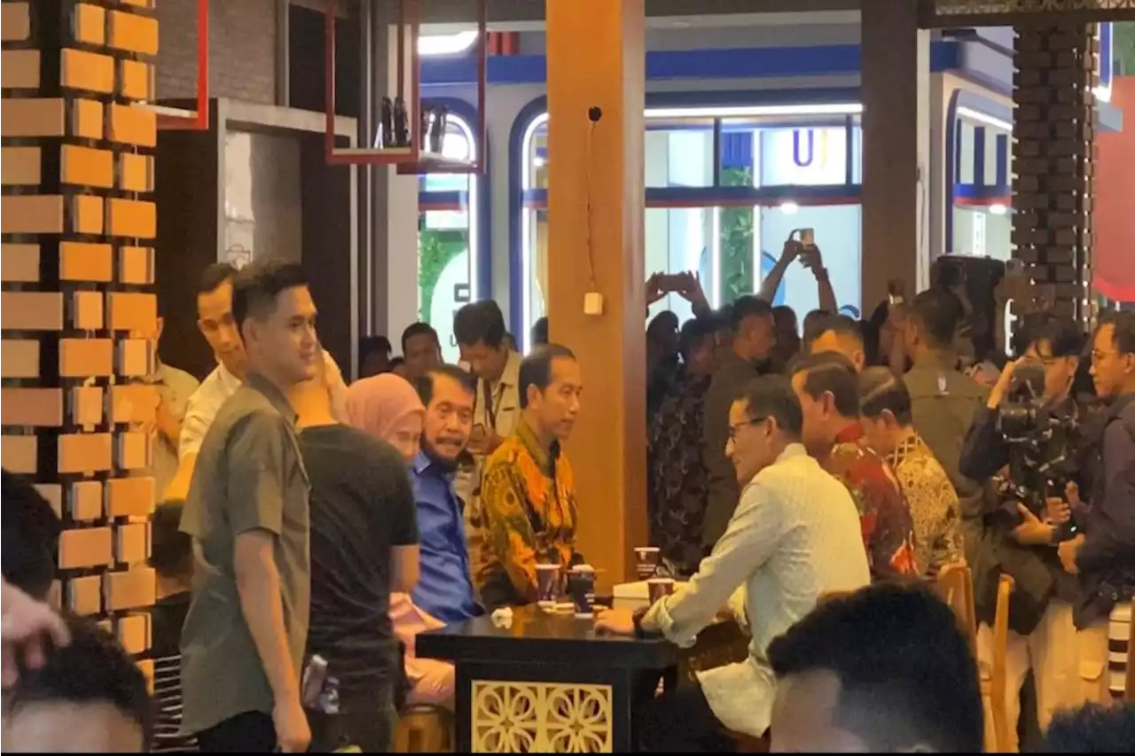 Potret Jokowi Ngopi Bareng Ketua MK di tengah Kontroversi Gugatan Pemilu Tertutup