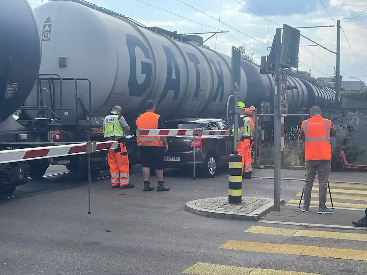 Güterzug kollidiert mit am Gleis blockiertem Auto