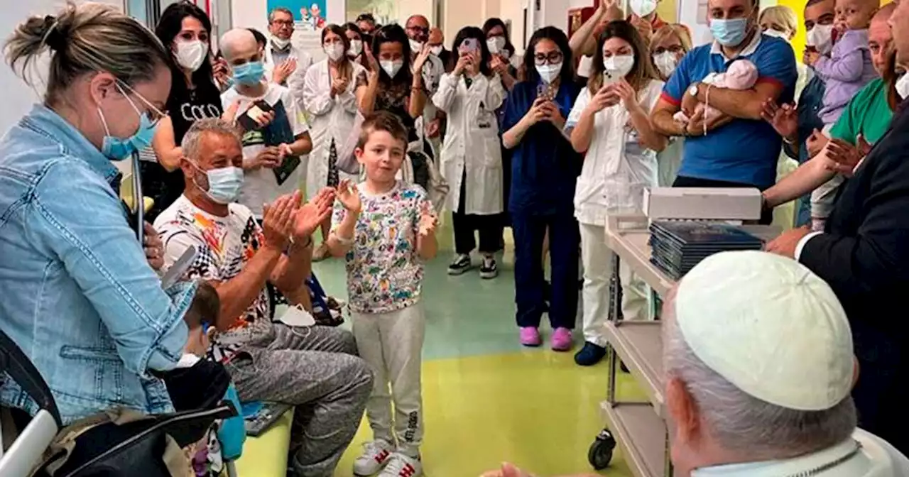 Papa visita a niños ingresados en oncología mientras se prepara para ser dado de alta