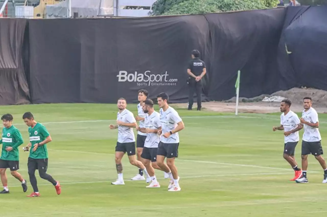 Jelang Lawan Argentina, Shin Tae-yong Minta Latihan Timnas Indonesia Dijaga Ketat dan Pinggir Lapangan di Tutup Kain Hitam - Bolasport.com