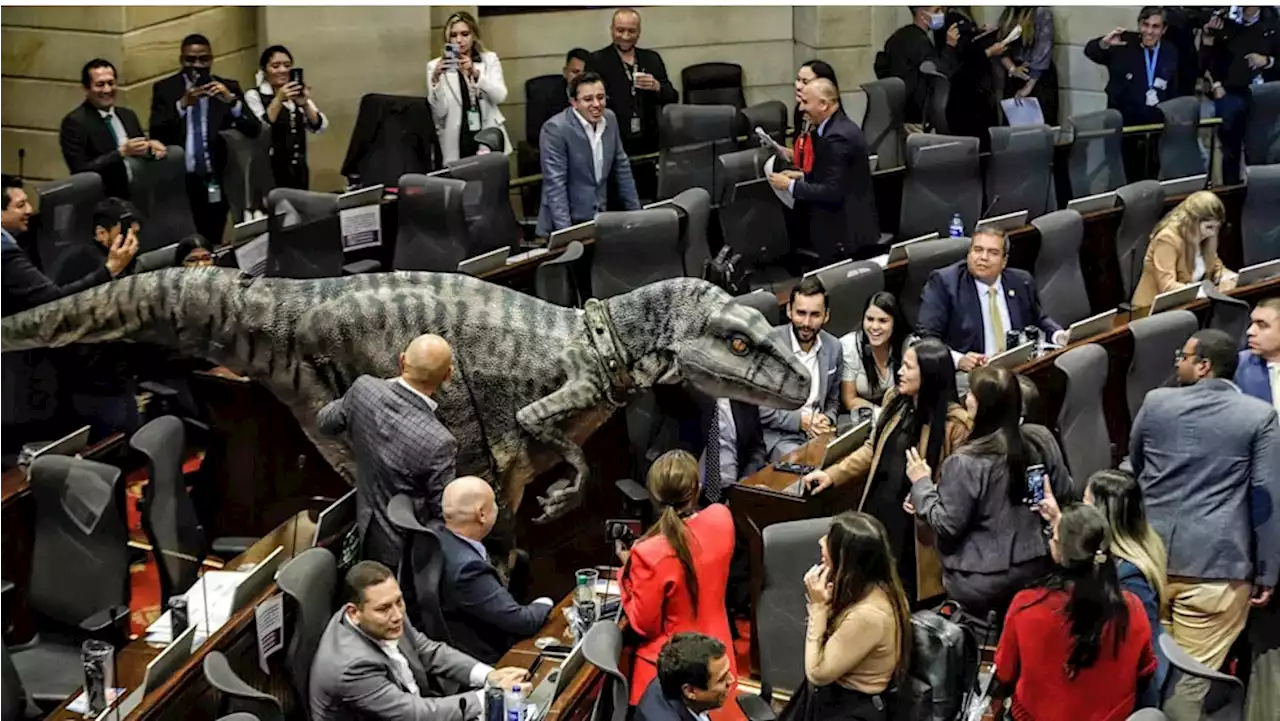 Dinosaurier stürmt Parlament in Kolumbien