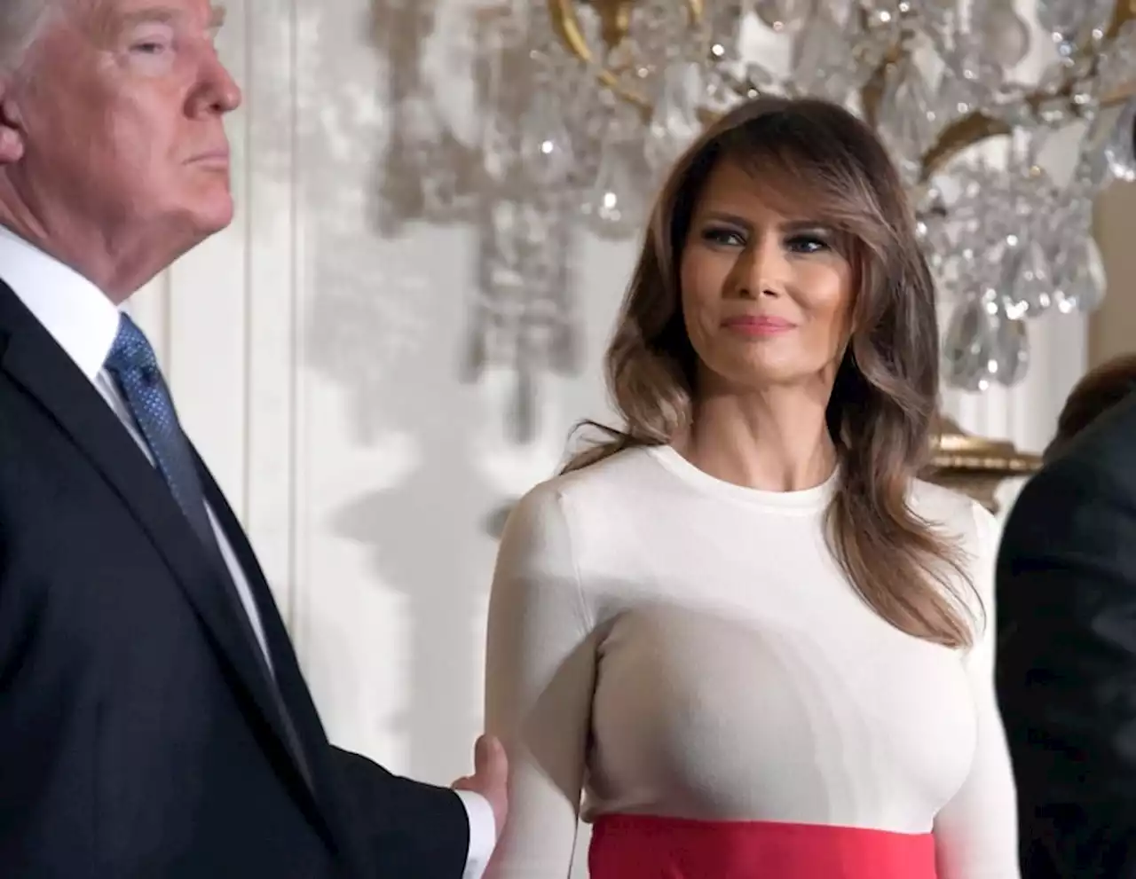 Melania Trump chic et sobre : découvrez le prix faramineux de sa robe blanche d’été Gucci arborée à New York - Closer