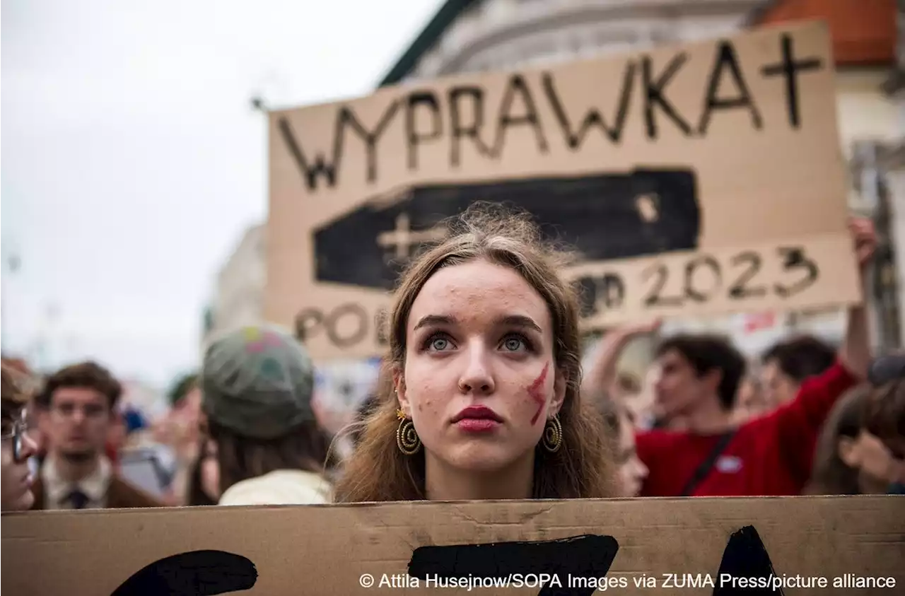 'Ад для женщин': в Польше прошли марши сторонников абортов – DW – 15.06.2023