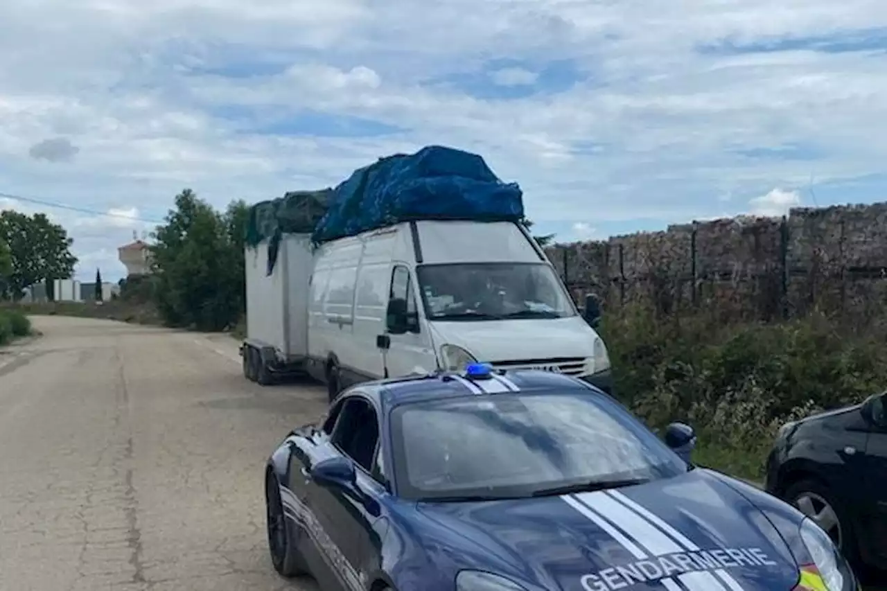 Plus de 12 tonnes de matériel : une camionnette en surcharge arrêtée par les gendarmes du Gard