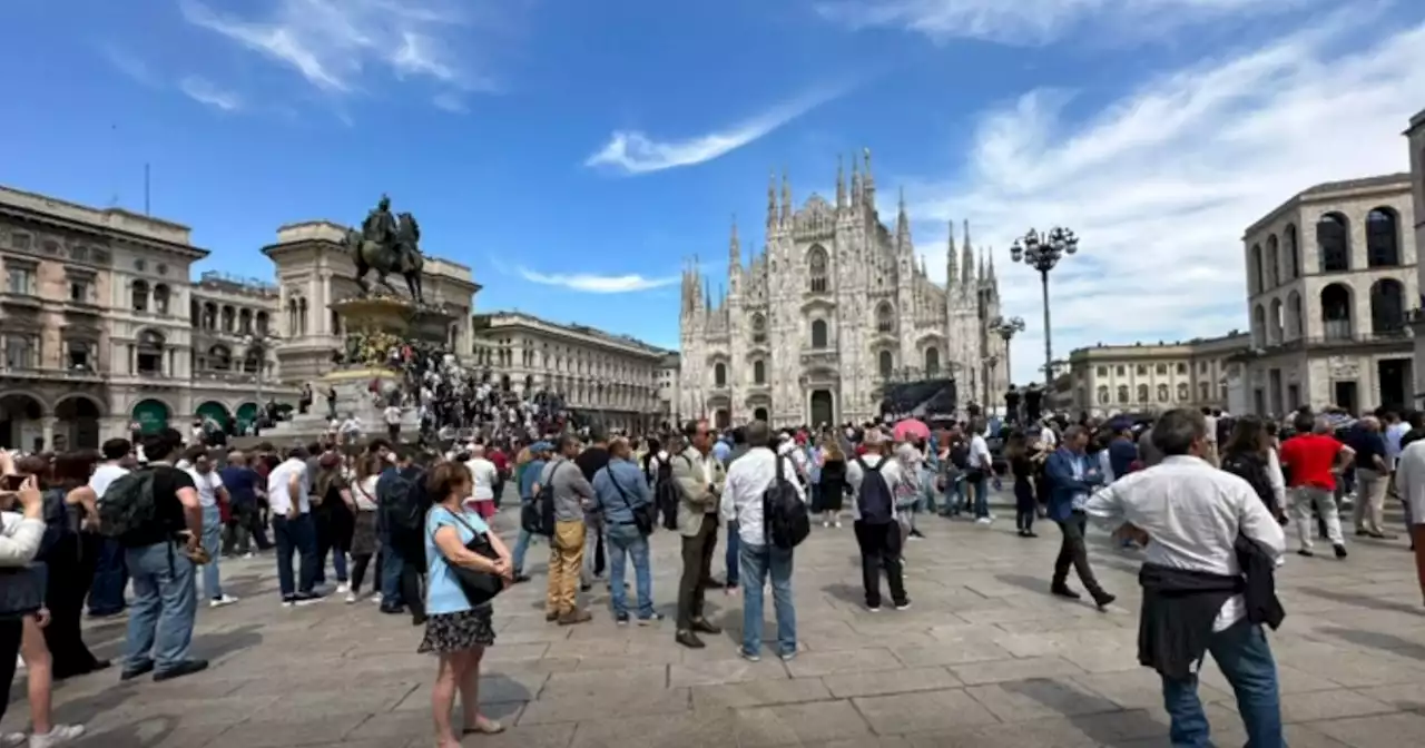 'Per Berlusconi folla immensa, 15mila persone'. La stampa italiana non vede la piazza mezza vuota ai funerali (e la capienza era 10mila) - Il Fatto Quotidiano