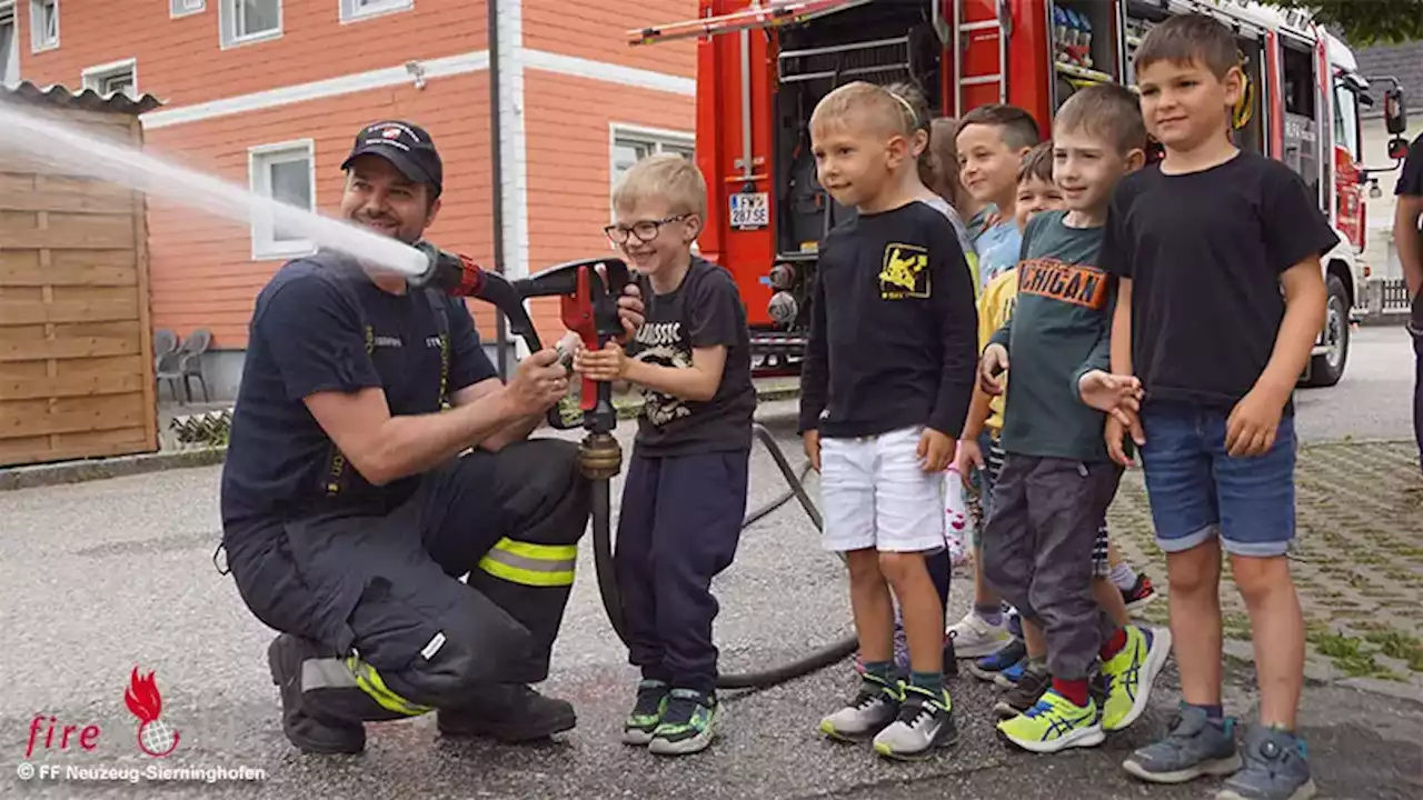 Oö: Die Feuerwehr Neuzeug zu Besuch im Kindergarten