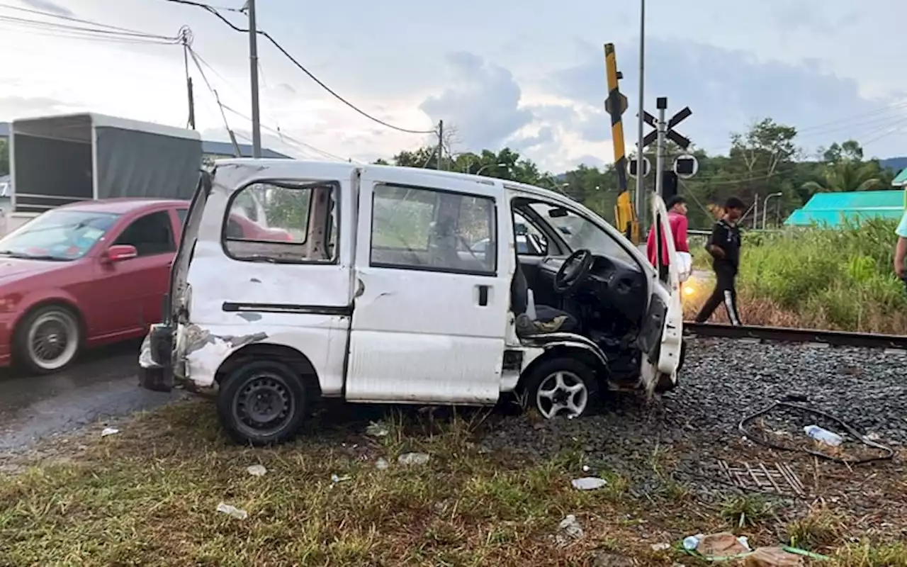 4 selamat dalam kemalangan kereta api rempuh van