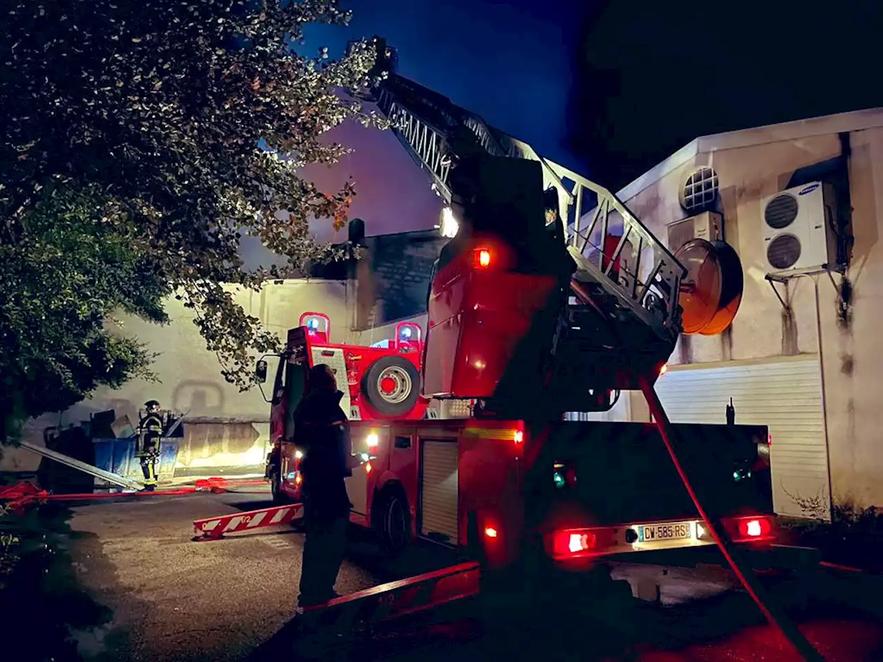 Un magasin de 800 m2 brûle dans la nuit à Aix-en-Provence