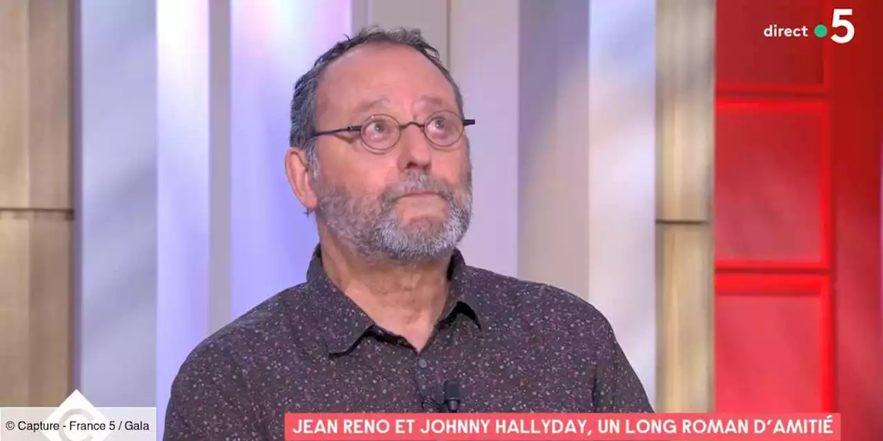 VIDÉO – “Attendez…” : Jean Reno en larmes en rendant hommage à Johnny Hallyday dans C à vous - Gala