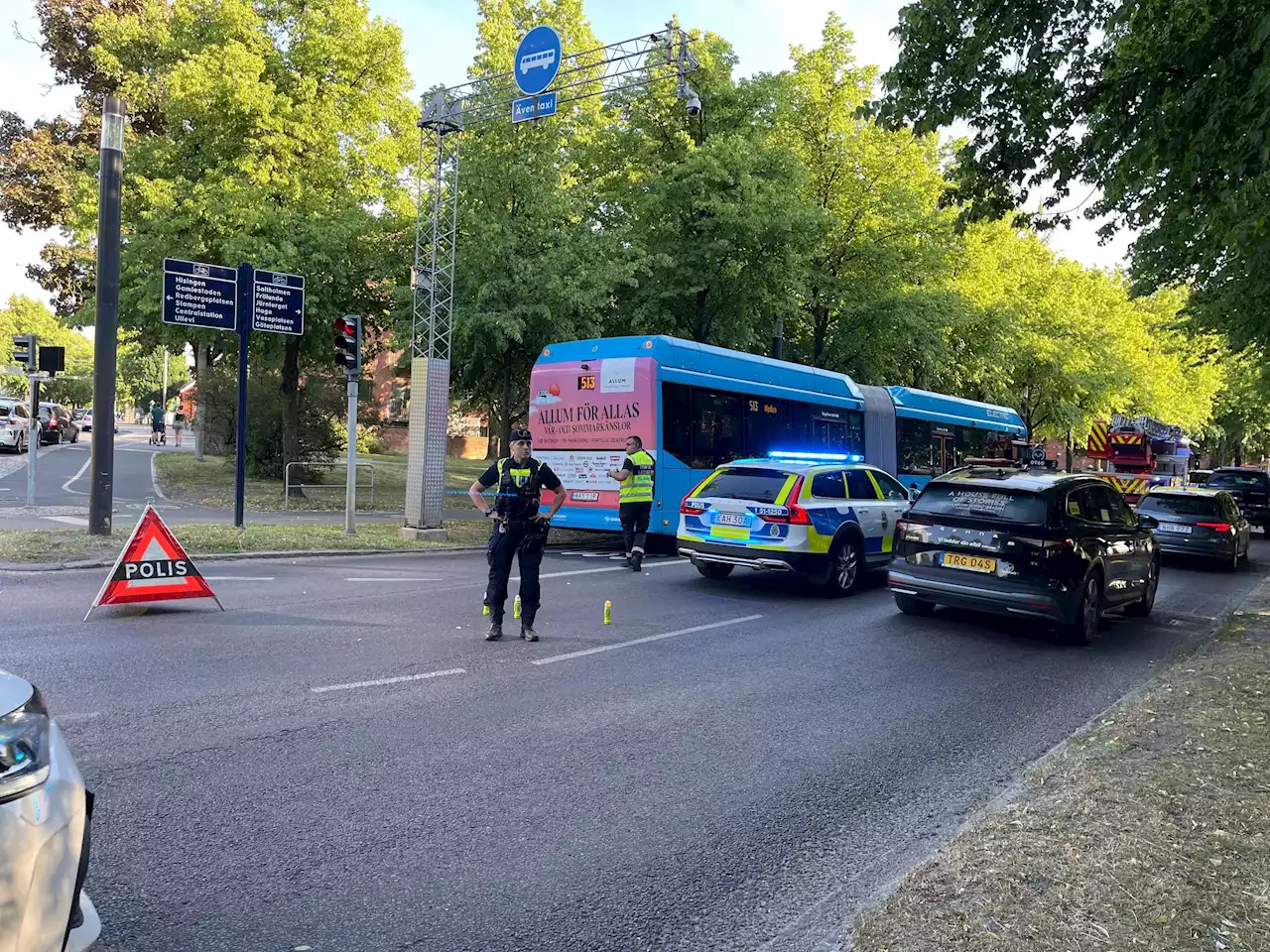 Buss och personbil i krock