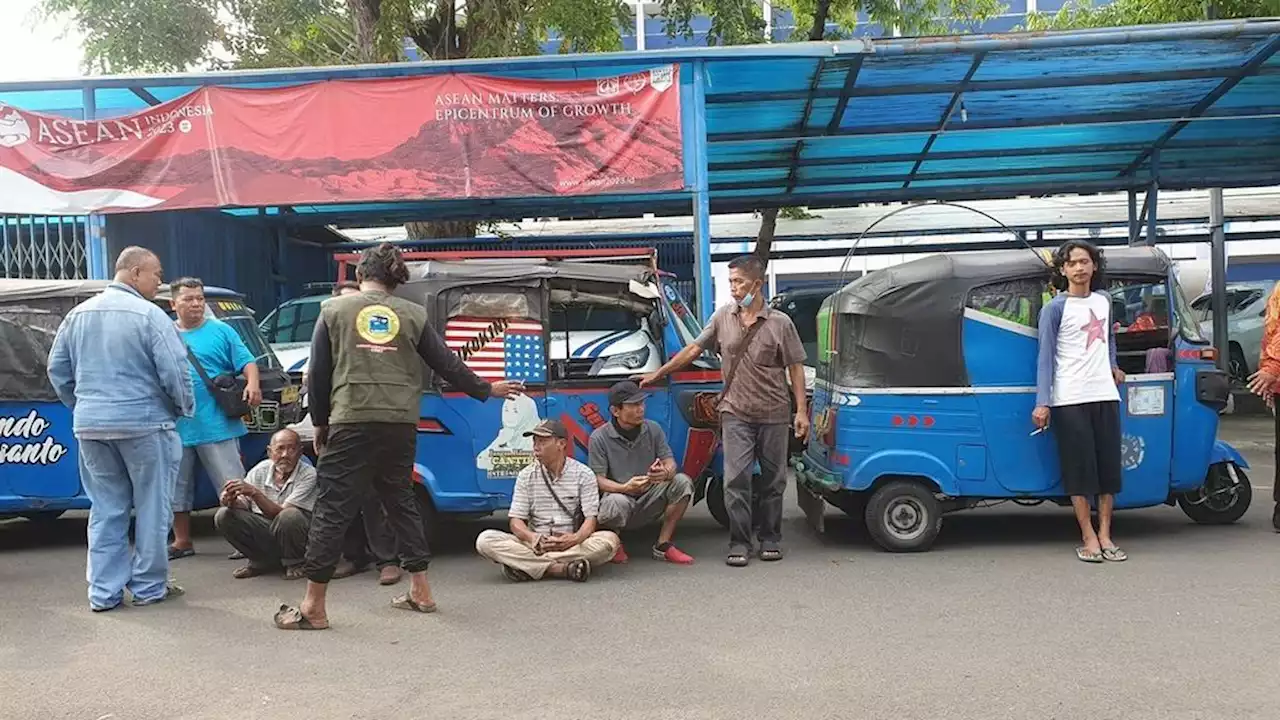 Kendaraan Disita, Puluhan Sopir Bajaj Geruduk Kantor Dishub DKI