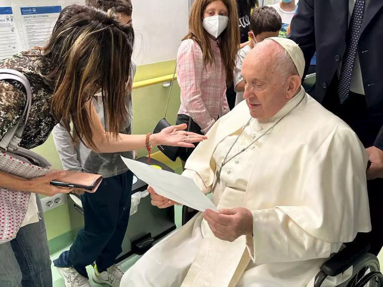 Il Papa visita i bambini di oncologia prima delle dimissioni (e intanto caccia Gänswein)