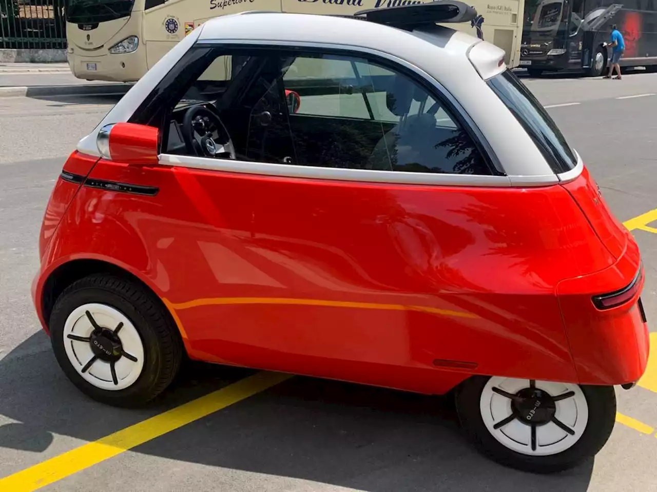 Microlino, la prova su strada della microcar 100 elettrica made in Italy