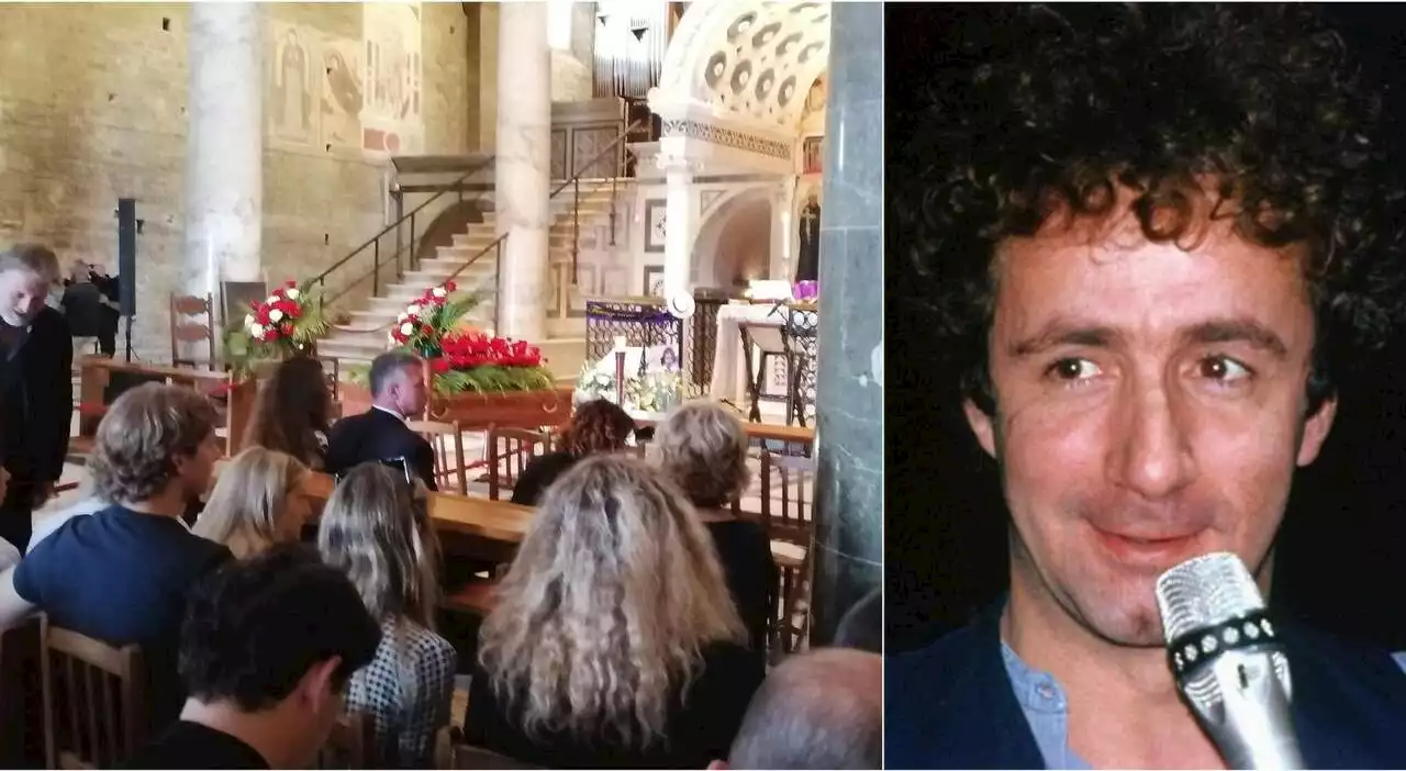 Francesco Nuti, da Carlo Conti a Pieraccioni: l'ultimo saluto degli amici a Firenze. Masini canta «Sarà per te»