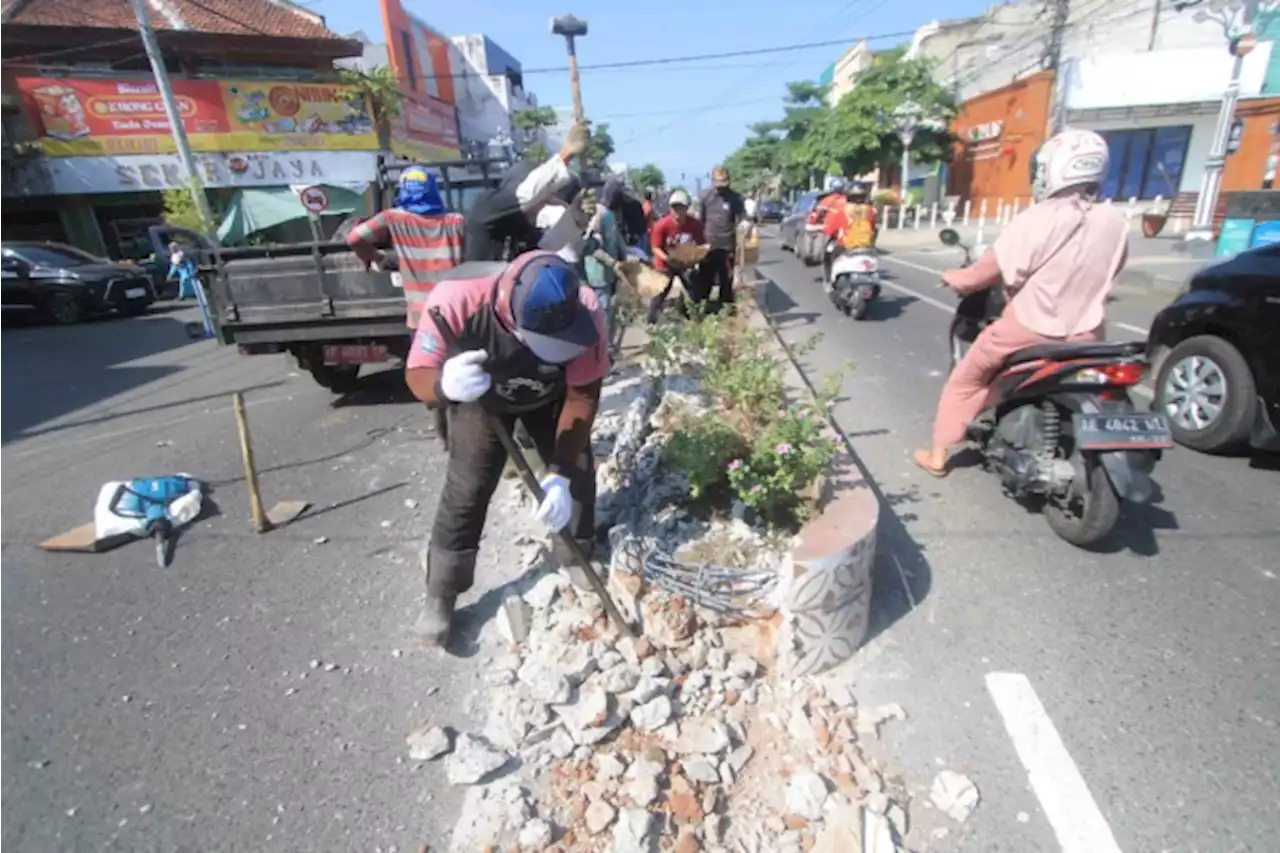 Empat Median Jalan di HOS Cokroaminoto Dibongkar