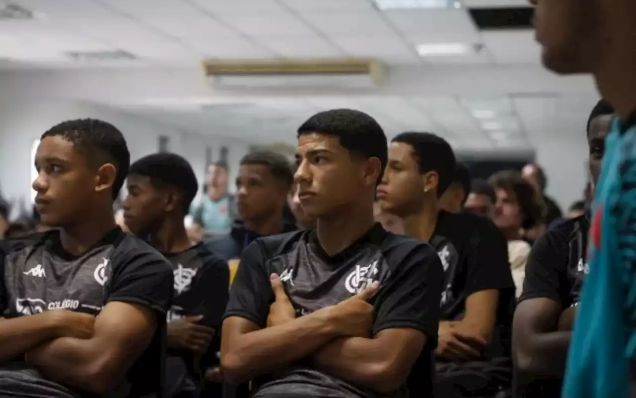 Vasco apresenta cartilha a jogadores da base para evitar envolvimento em apostas | Vasco | O Dia