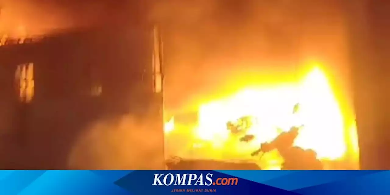 Rumah 2 Lantai di Surabaya Terbakar, 3 Motor Hangus, 2 Penghuni Sesak Napas