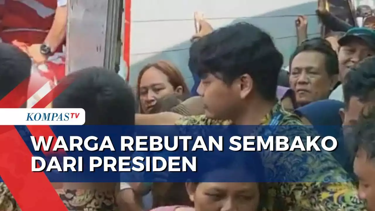 Ratusan Warga di Jakarta Selatan Berdesak-desakkan Berebut Paket Sembako yang Dibagikan Presiden