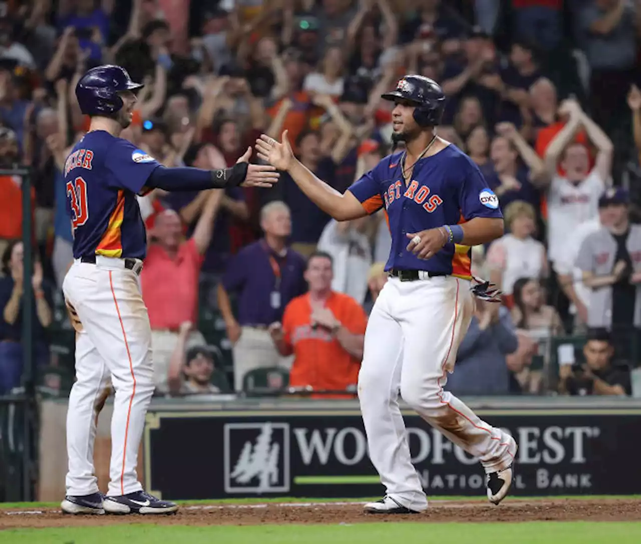 Abreu scores on throwing error to cap wild 9th, Astros beat Nationals 5-4