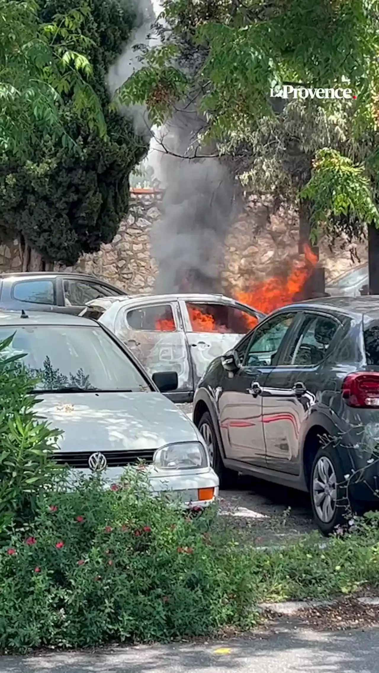 Vidéo : 9 voitures incendiées sur le parking du cimetière des Passons à Aubagne