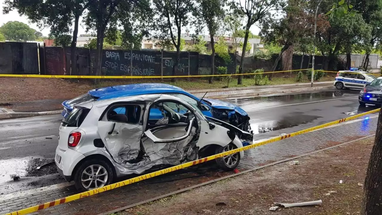 Scontro mortale a Roma per una sfida social, indagato per omicidio colposo il ventenne alla guida. Analisi sui cellulari dei 5 a bordo