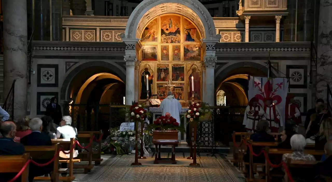 Francesco Nuti, i funerali a Firenze: le immagini dell'ultimo saluto