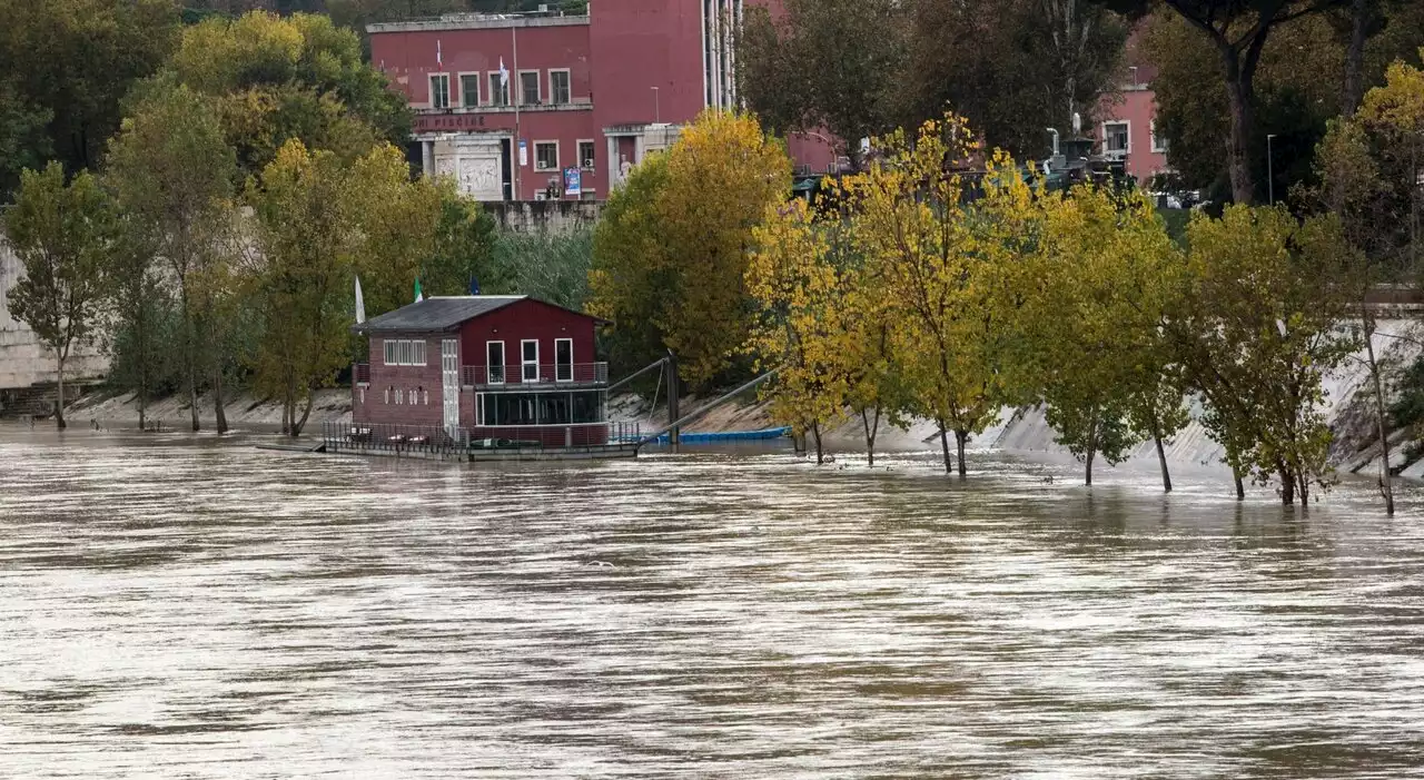 Maltempo, si alza il livello del Tevere: la Protezione Civile di Roma chiude le banchine