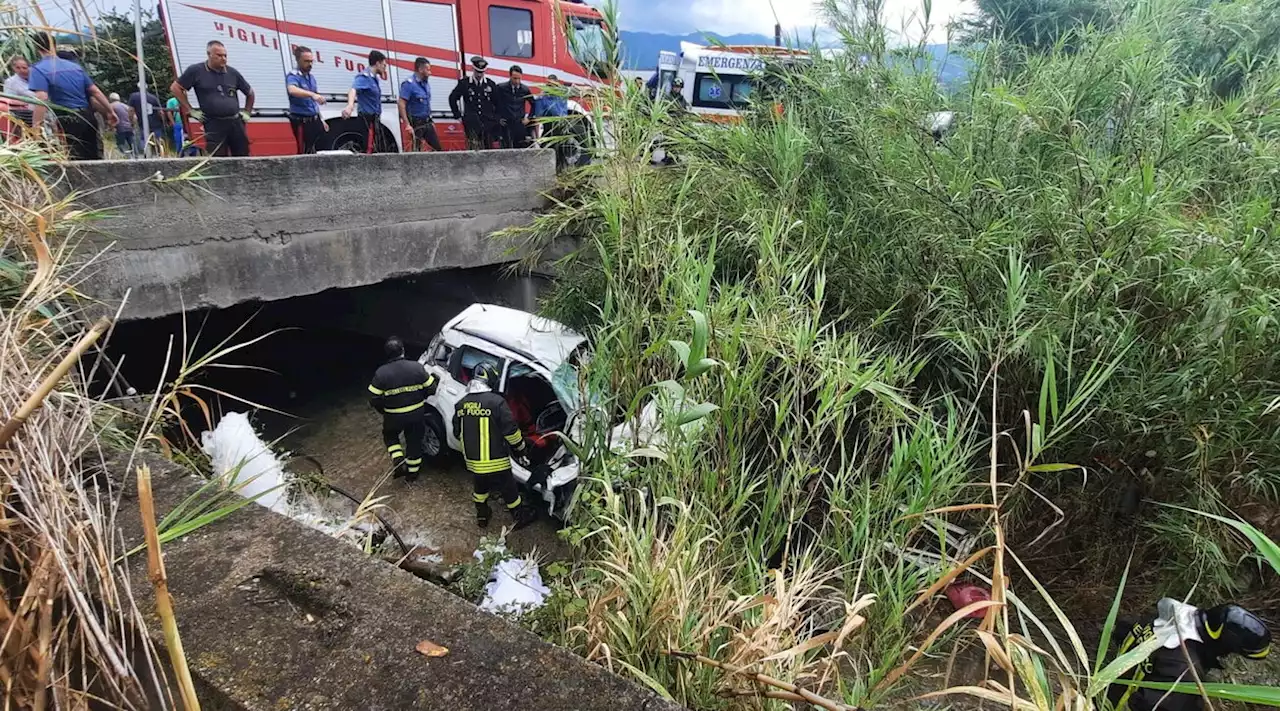 Reggio Calabria, auto finisce in un dirupo: morti madre e due figli