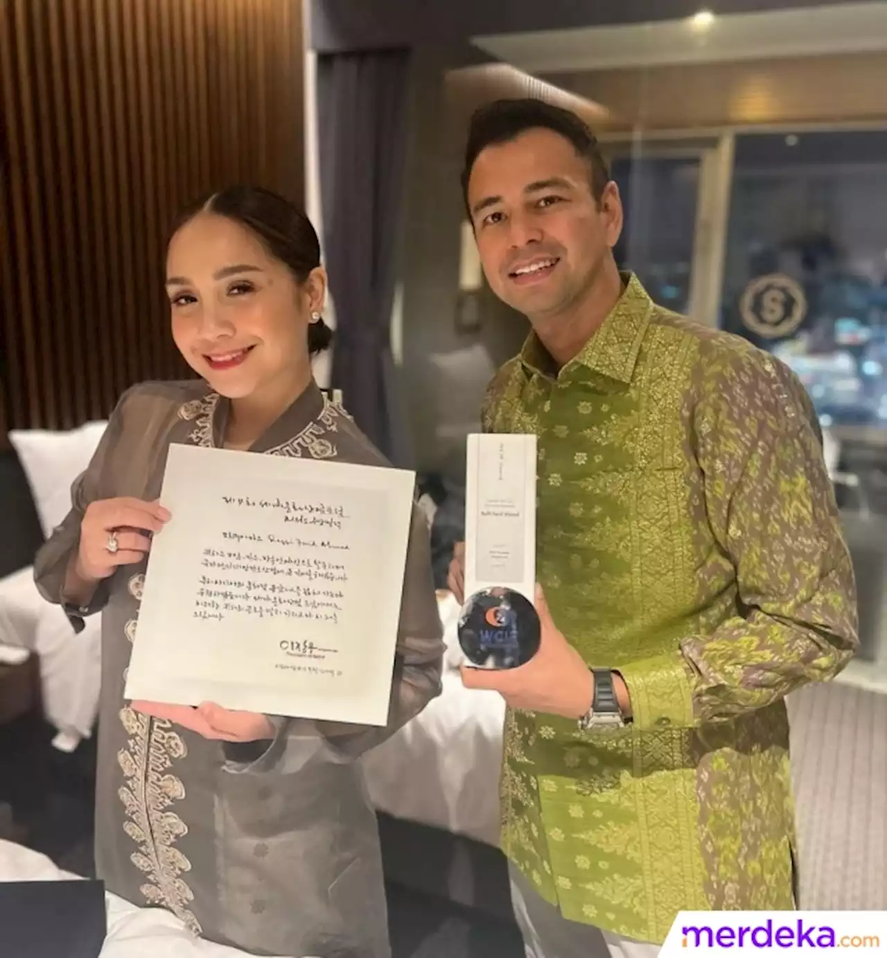 Foto : Keren! Raffi Ahmad & Nagita Slavina Dapat Penghargaan dari WCIF 2023 di Korea Selatan | merdeka.com