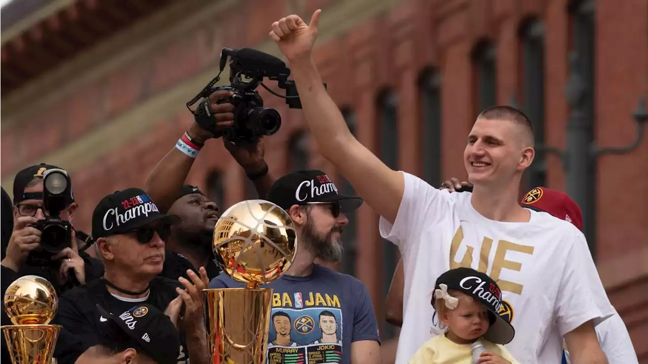 Los Nuggets celebran el título NBA a bordo de camiones de bomberos ante 500.000 personas | Minuto30