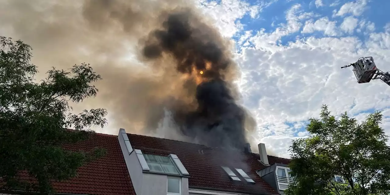 Dachstuhlbrand in Fürth: Zivile Feuerwehrleute retten Menschen aus den Flammen