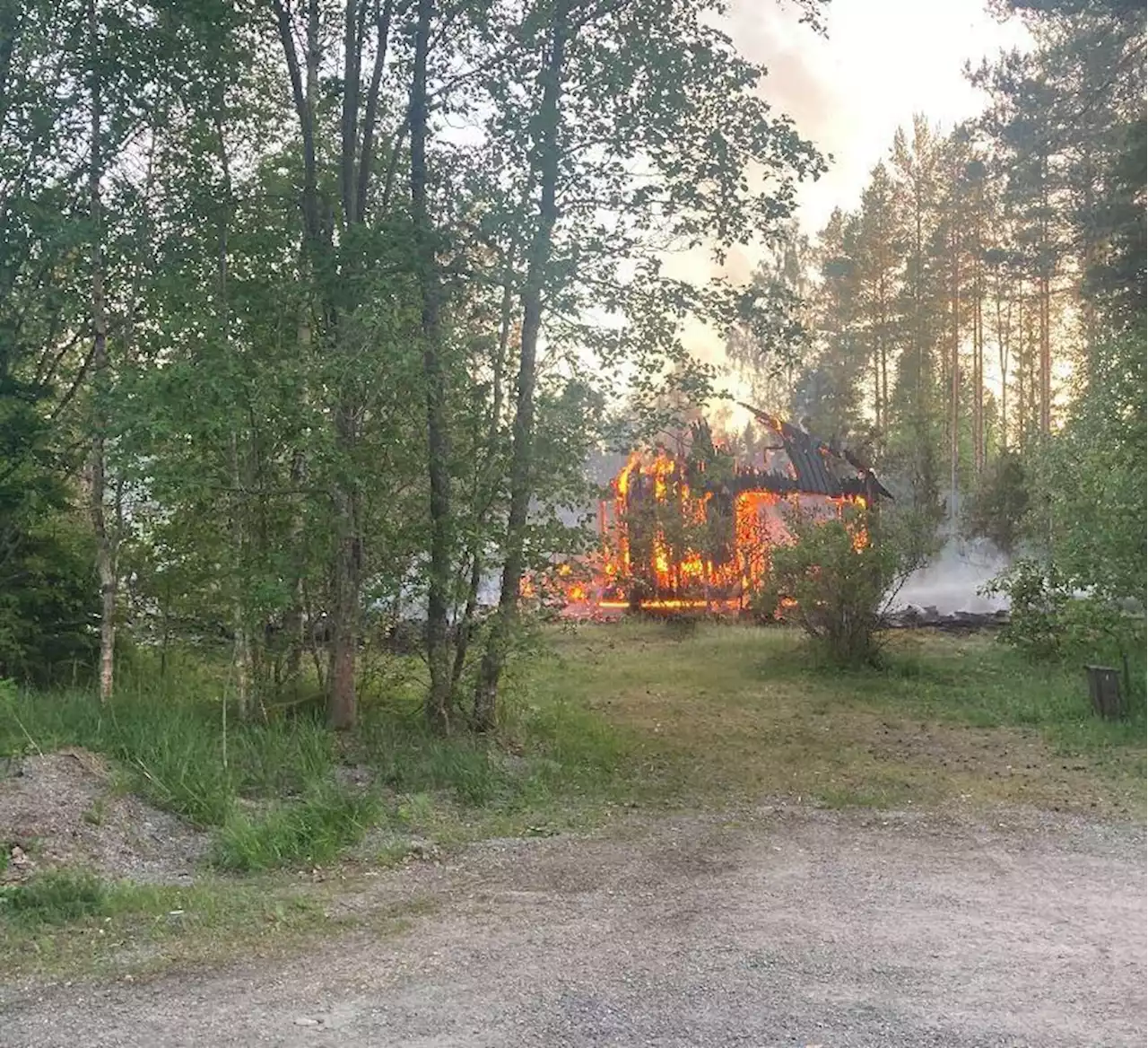 TV. Sommarstuga övertänd på Vätö – ”Kommer att brinna ned”