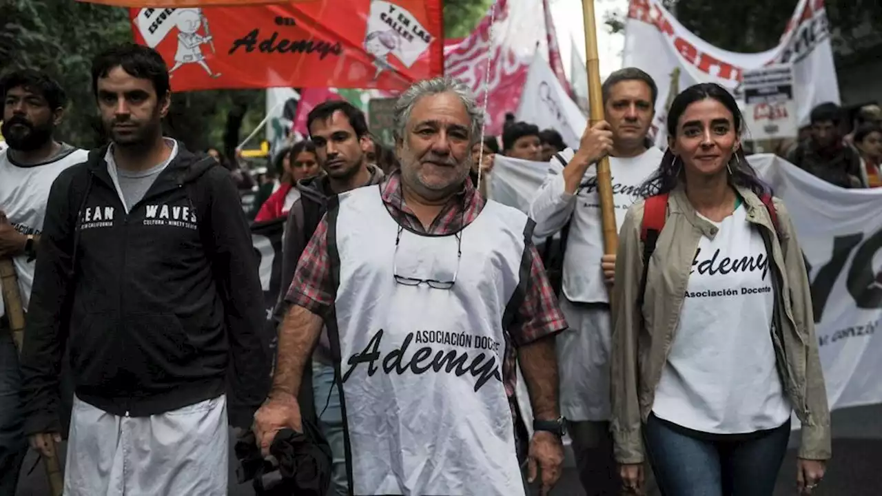 Sindicatos docentes de todo el país realizan una protesta para exigir mejores salarios | Harán un acto central frente al Ministerio de Educación