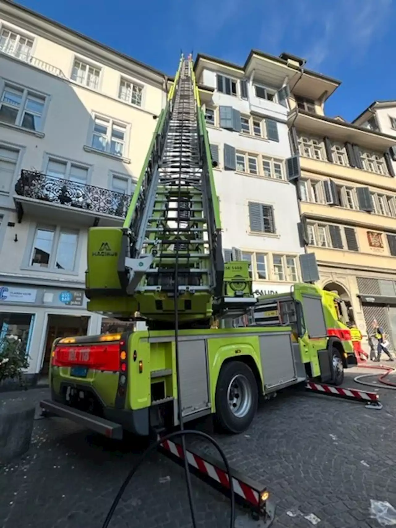 Stadt Zürich ZH: Dachstockbrand im Niederdorf – niemand verletzt