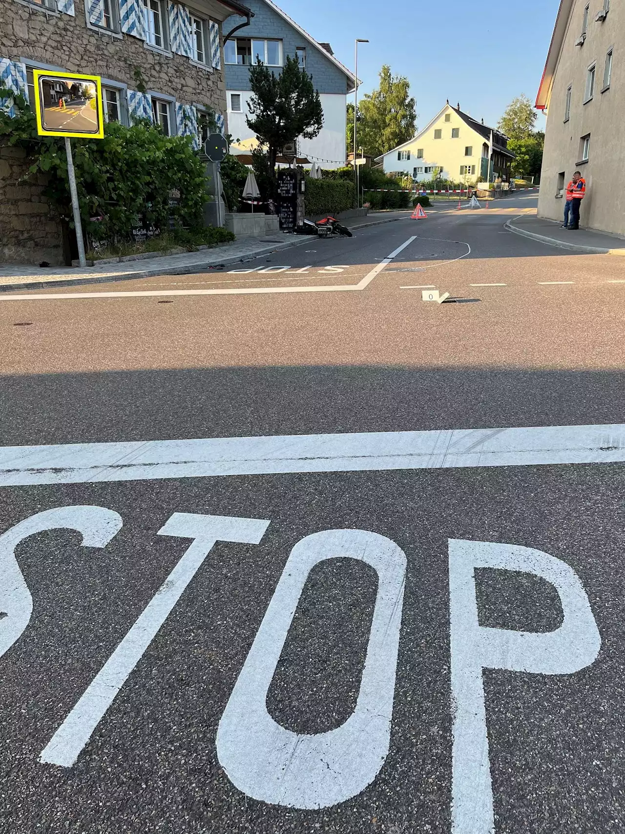 Uster ZH: Kollision zwischen PW und Motorrad fordert Schwerverletzten