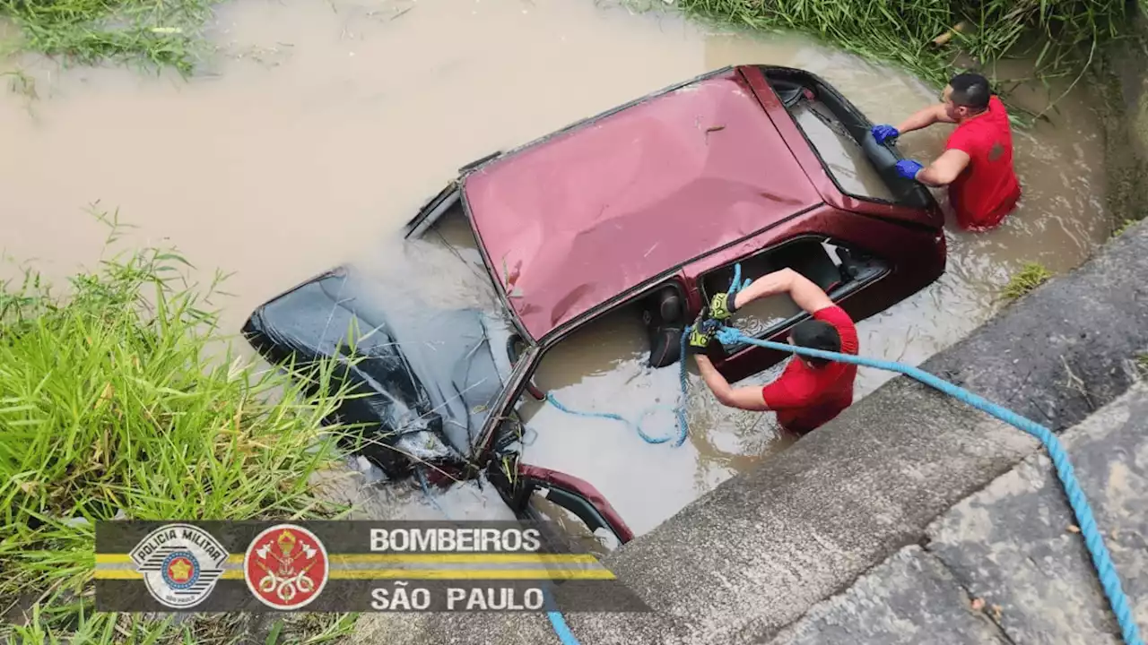 Mulher morre após carro cair em córrego próximo a Dutra em Jacareí