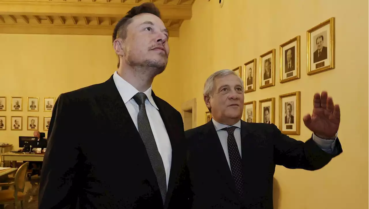 Elon Musk arriva in Tesla a Palazzo Chigi per vedere Tajani e poi Meloni