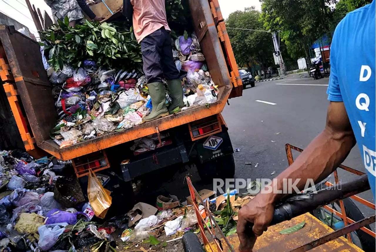 DLH Bogor Ajak Warga Angkut Sampah yang Menumpuk di Bojonggede |Republika Online