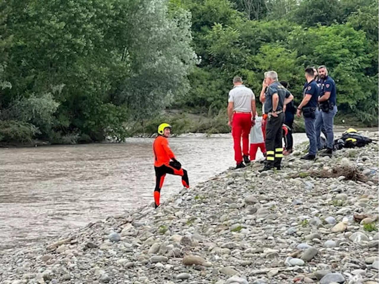 Modena, 18enne si tuffa e scompare nel Secchia: ricerche in corso