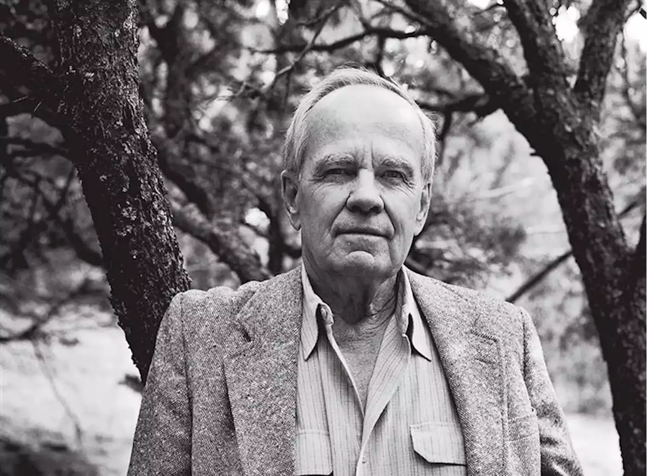 Cormac McCarthy. Deus e o diabo revezando-se nos detalhes