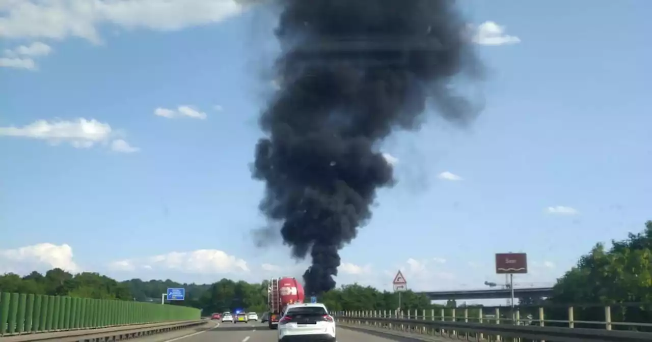 Einsatz in Güdingen: Riesige Rauchsäule über der Saarbrücker Autobahn – Feuerwehr muss ausrücken (Fotos)