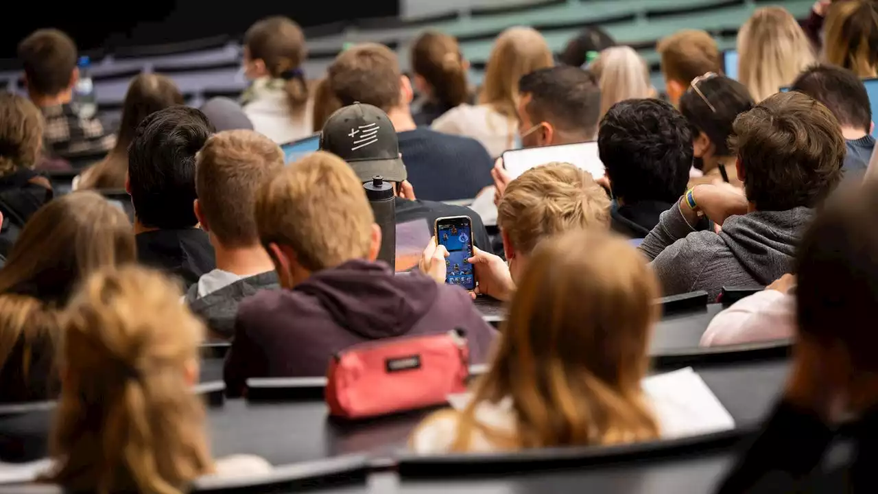 Mehr als doppelt so viele Studierende wie Azubis in Deutschland