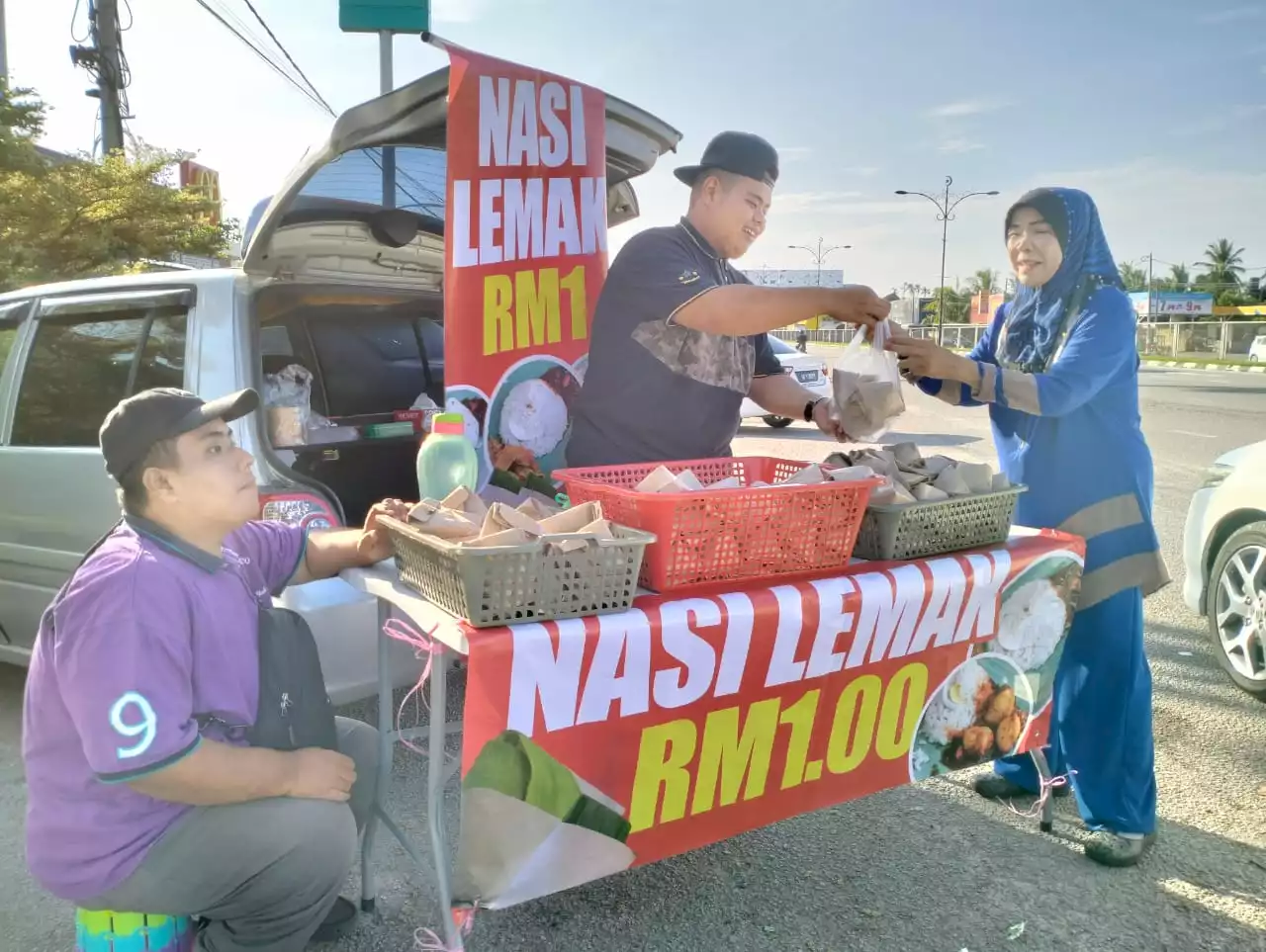 Dua beradik jual 250 bungkus nasi lemak RM1 sehari