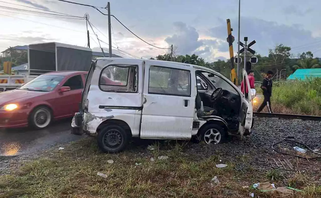 Kereta api rempuh kenderaan dinaiki empat lelaki